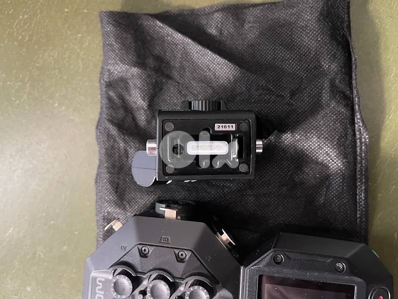 Zoom H8 8-Input / 12-Track Portable Handy Recorder 4