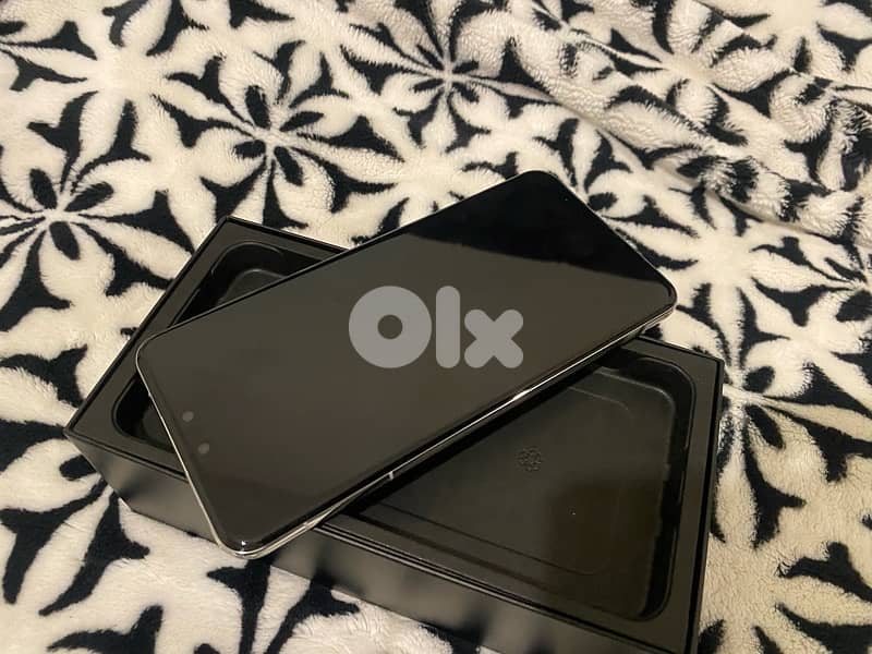 i phone 17 pro + huawei  mate 70 pro 1