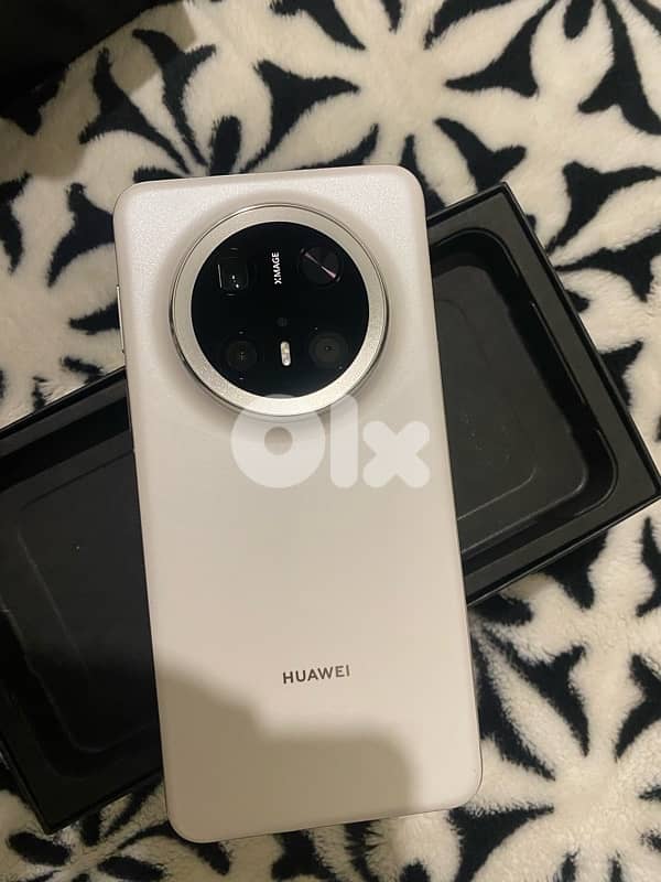 i phone 17 pro + huawei  mate 70 pro 2