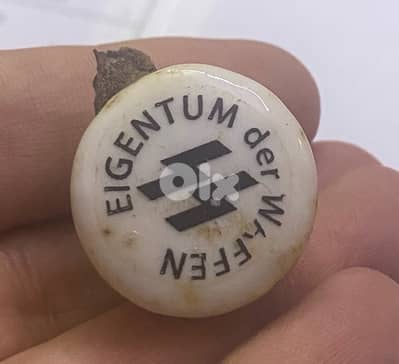 غطاء قنينة زجاجية عليها شعار نازي Nazi button