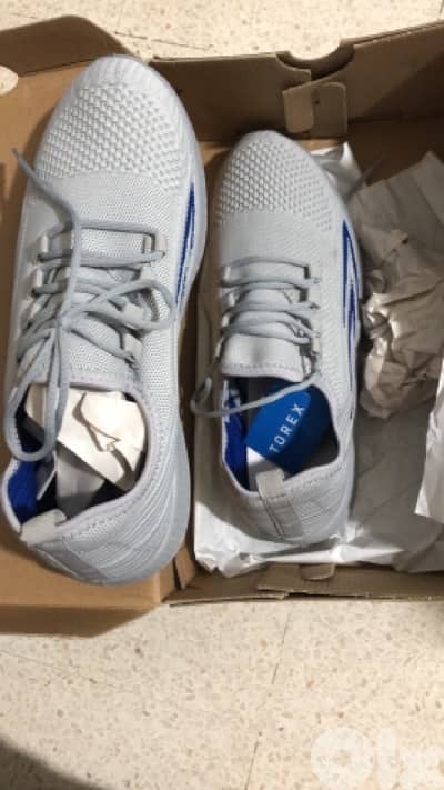 أريد بيع أحذية جديدة.