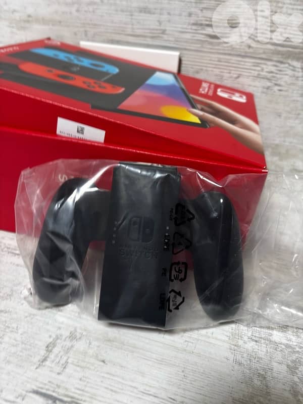 nintedo switch oled (NOT USED) open box fully clean 4