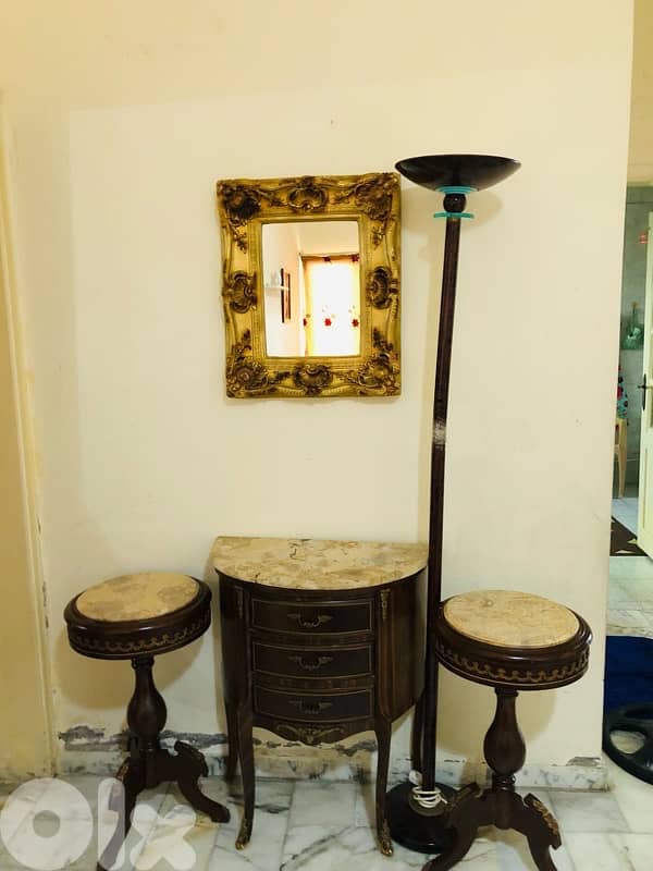 طقم دنسوار مع طاولتين انتيك و خزانة احذية 1