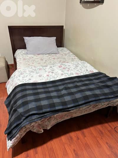 تخت خشب (عرض 120 سم) بحالة جيدة مع الفرشة