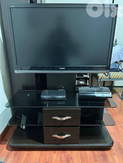 توشيبا ٤٢ بوصة مع الطاولة الخشبية الخاصة به