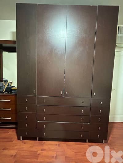 خزانة ملابس مع أدراج كثيرة للبيع