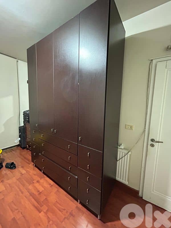 خزانة ملابس مع أدراج كثيرة للبيع 1
