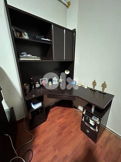 مكتب زاوية (L-Shape) مع خزانة علوية وأدراج - حالة جيدة