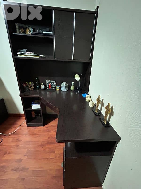 مكتب زاوية (L-Shape) مع خزانة علوية وأدراج - حالة جيدة 1