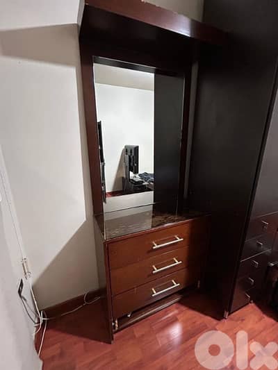 شيفونيير خشب مع مرآة