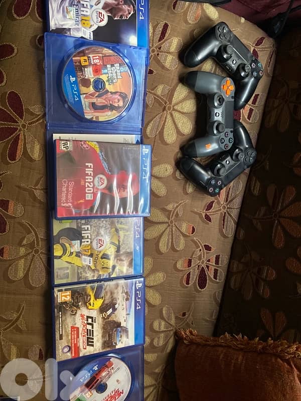 ps4 slim with controllers and cds 1