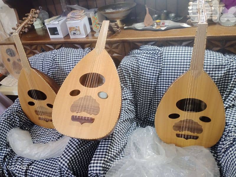 عود  مميز بسعر مميز *عود زرياب   *الصوت الذي يلامس الروح للاستفسار 9