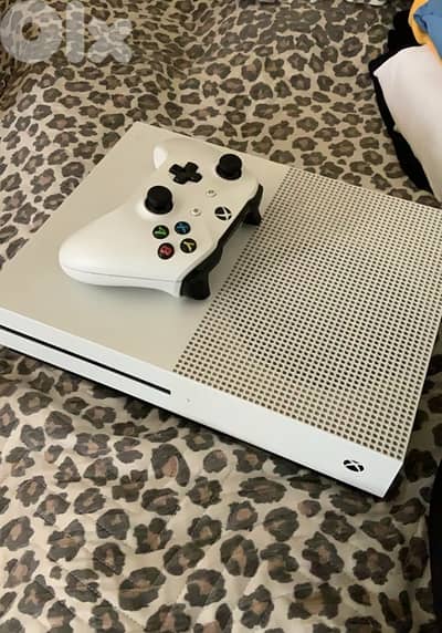 XBOX one S mint condition with 7 games and game pass account