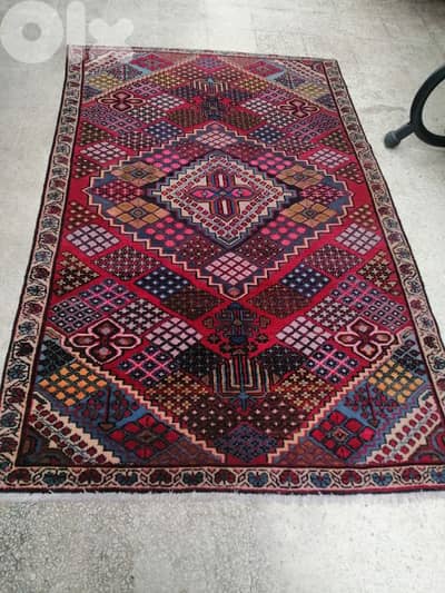 سجاد عجمي بختيار قديم بحالة جيدة