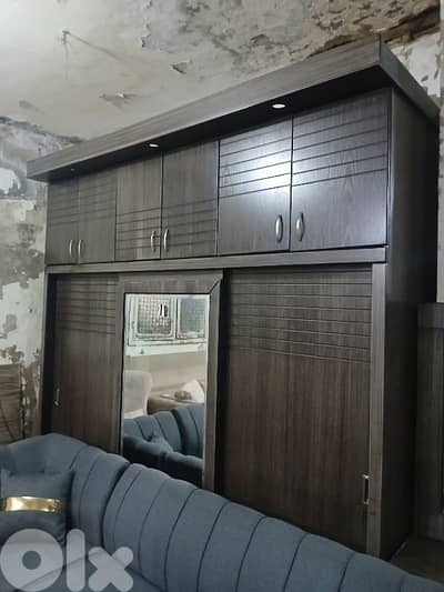 خزانة طابقين سحاب ودرف كتير مرتبة ونظيفة