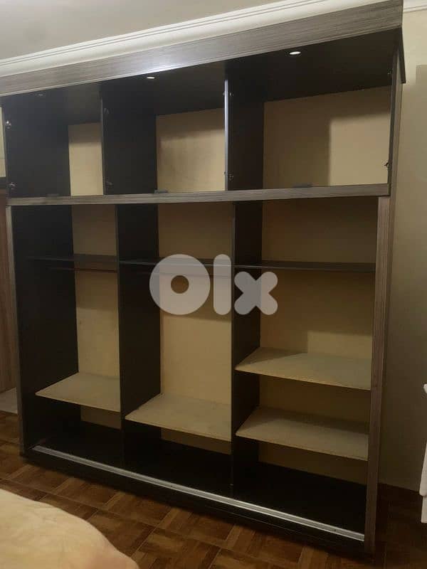 خزانة طابقين سحاب ودرف كتير مرتبة ونظيفة 2