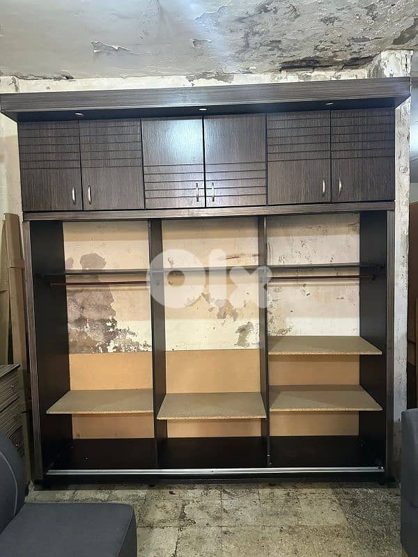 خزانة طابقين سحاب ودرف كتير مرتبة ونظيفة 3