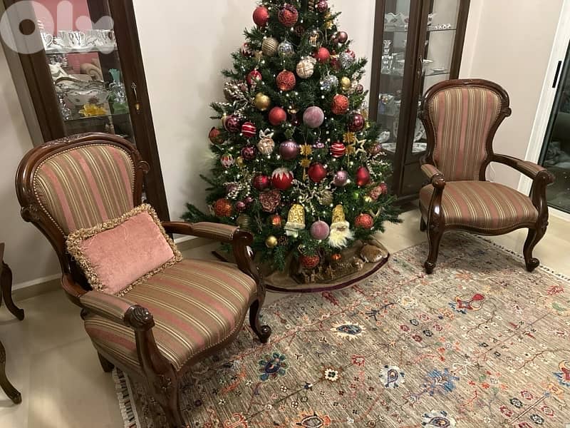 Sofa + 2 arm chairs + coffee table 7