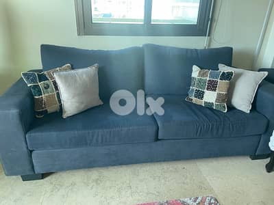 غرفة جلوس كاملة بحالة جيدةً حداً