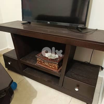 صالون بحالة جيدة ١٢٠ دولار وطاولة تلفاز ب ٥٠ د