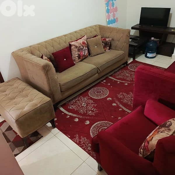 صالون بحالة جيدة ١٧٠ دولار وطاولة تلفاز ب ٥٠ د 1