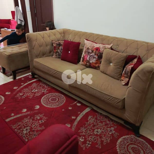 صالون بحالة جيدة ١٧٠ دولار وطاولة تلفاز ب ٥٠ د 2