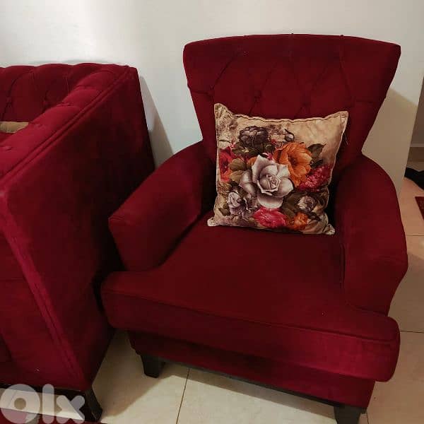 صالون بحالة جيدة ١٧٠ دولار وطاولة تلفاز ب ٥٠ د 3