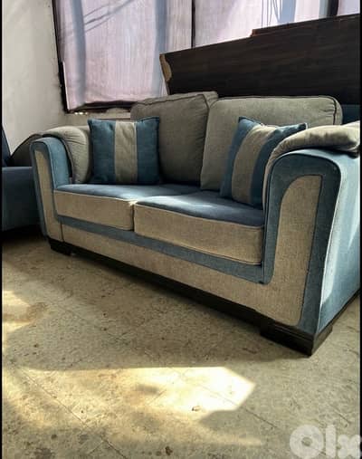 أوضة قعدة مودرن بعدا شبه جديد مؤلفي من وحدي كبيري وحدي وسط وتنين صغار