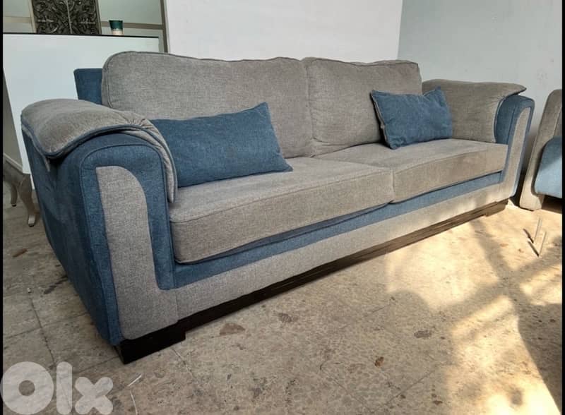 أوضة قعدة مودرن بعدا شبه جديد مؤلفي من وحدي كبيري وحدي وسط وتنين صغار 1