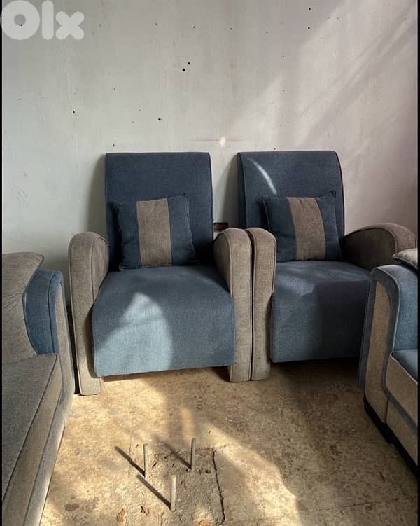 أوضة قعدة مودرن بعدا شبه جديد مؤلفي من وحدي كبيري وحدي وسط وتنين صغار 2