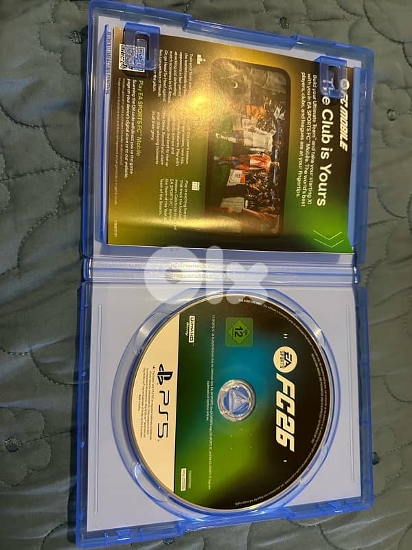 ps5 with 2 controllers and fc26 and mechanical keyboard 3