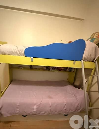 Sturdy metal and woodbunk/loft bed in excellent condition like new