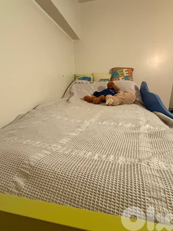 Sturdy metal and woodbunk/loft bed in excellent condition like new 1