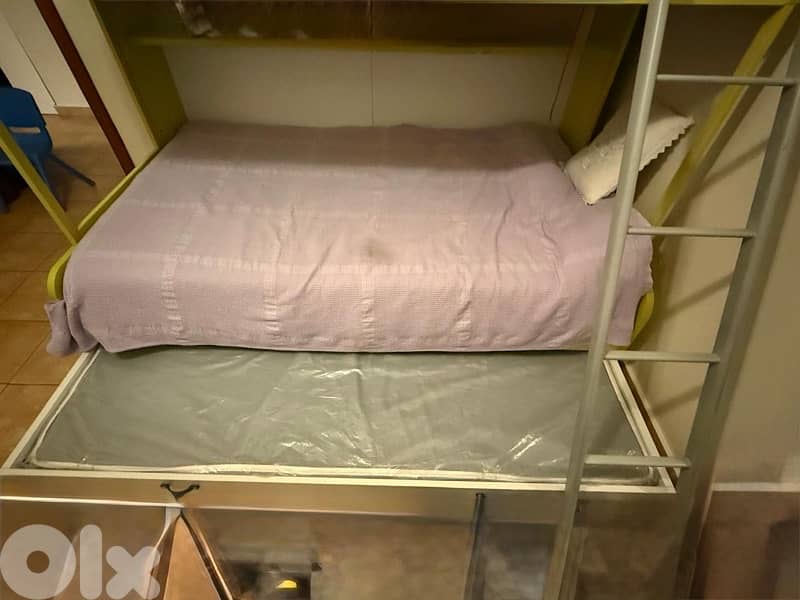 Sturdy metal and woodbunk/loft bed in excellent condition like new 3