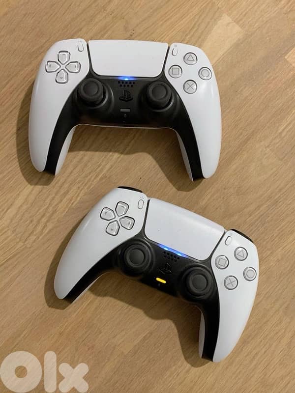 ps5 with 2 controllers and fc26 and mechanical keyboard 6