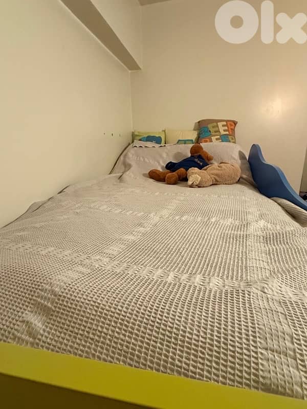 Sturdy metal bunk/loft bed in excellent condition like new 1