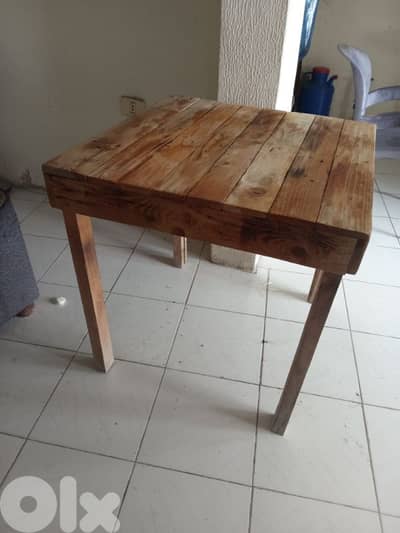 4 كراسي وطاولة