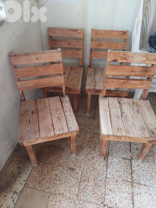 4 كراسي وطاولة 1