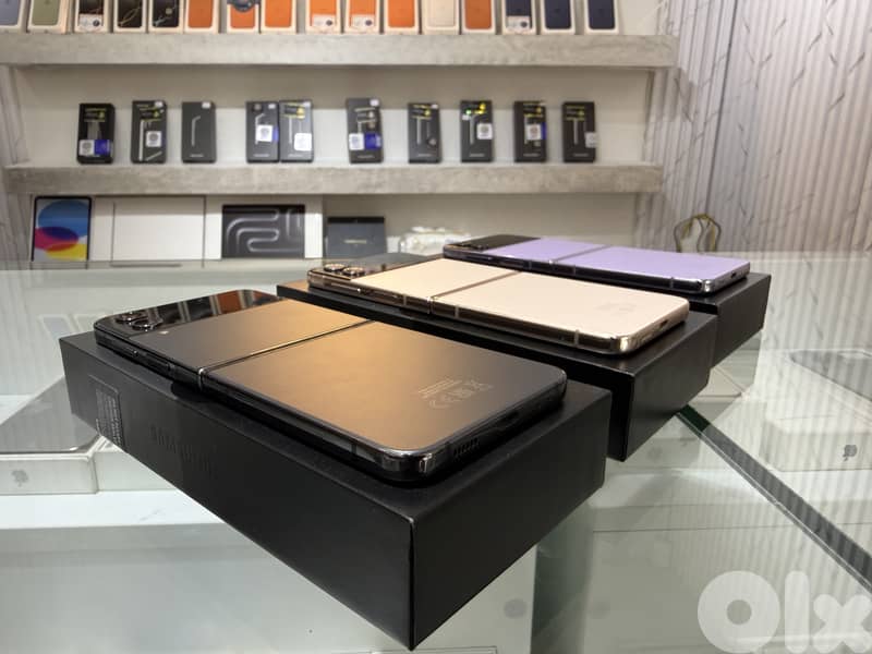 Samsung Z flip 4 128Gb Like New: - Mint Condition 1