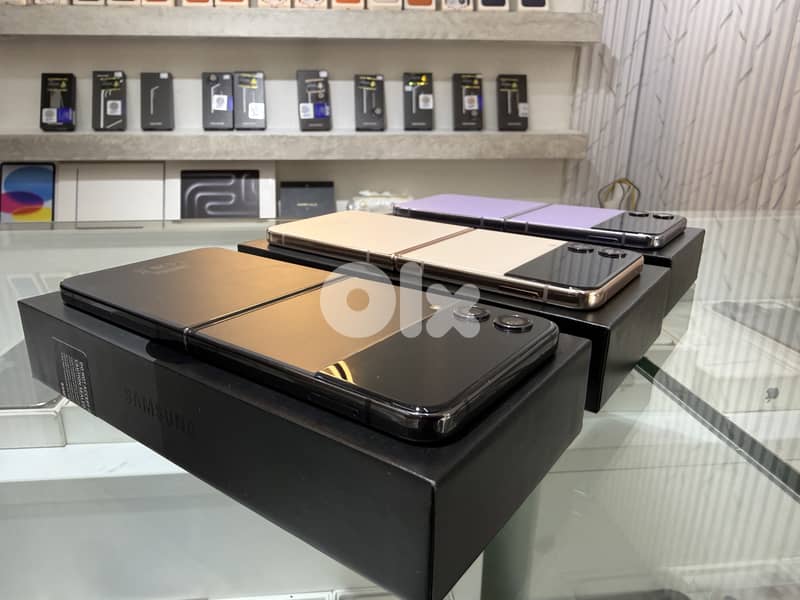 Samsung Z flip 4 128Gb Like New: - Mint Condition 2