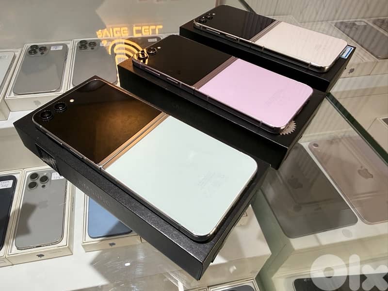 Samsung Z Flip 5 256Gb Like New: - Mint Condition 1