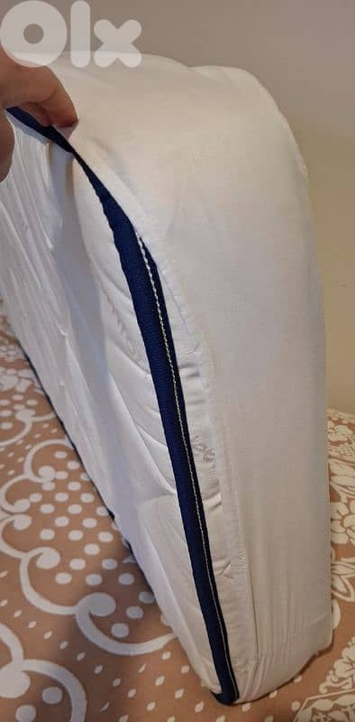 like new toddler bed with matress 2