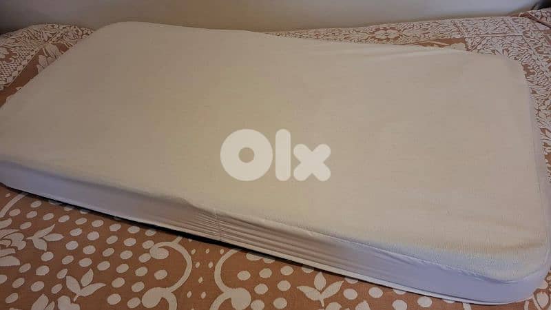 like new toddler bed with matress 3