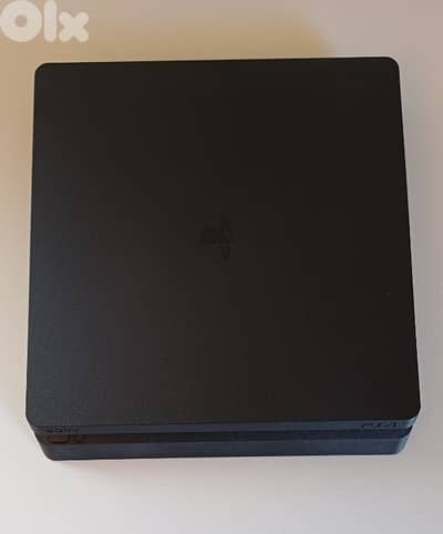 PS4 Slim+2 Controllers+3 Games +Cables+Case