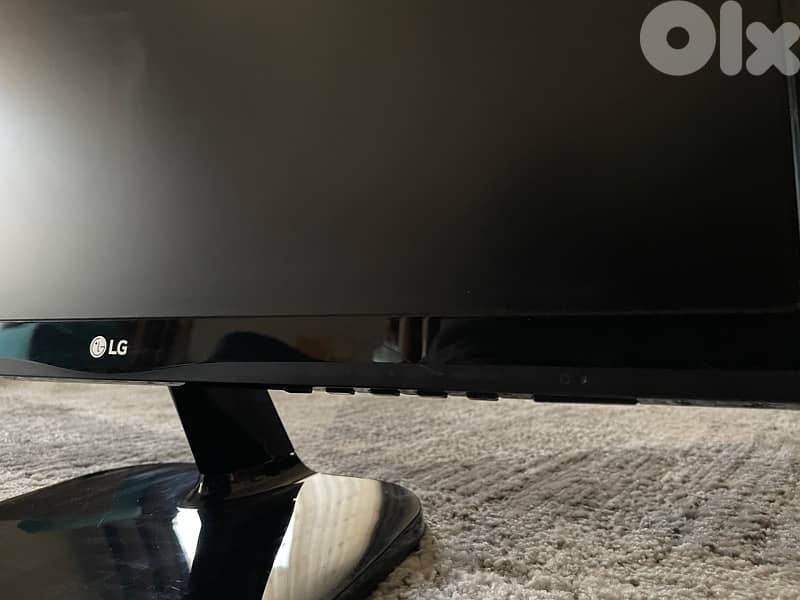 22" Class Full HD IPS LED Monitor (21.5" Diagonal) 1