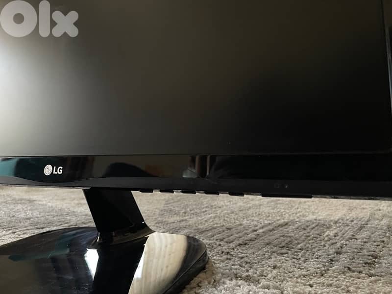 22" Class Full HD IPS LED Monitor (21.5" Diagonal) 1