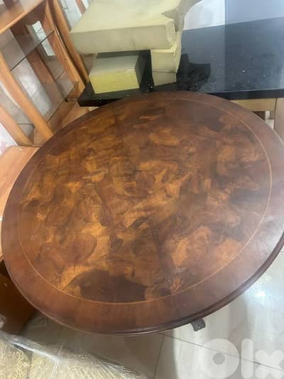 طاولة مبرومة خشب زان بتتكبر وبتتصغر كتير مرتبة ونظيفة