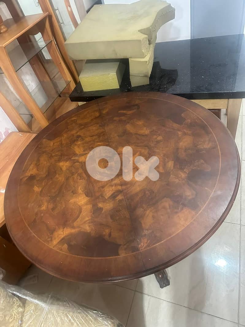طاولة مبرومة خشب زان بتتكبر وبتتصغر كتير مرتبة ونظيفة 1