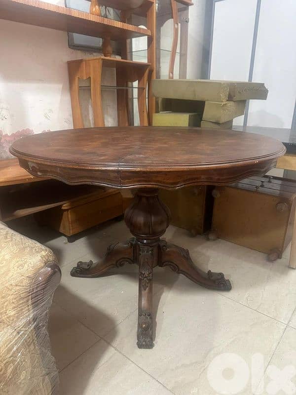 طاولة مبرومة خشب زان بتتكبر وبتتصغر كتير مرتبة ونظيفة 2