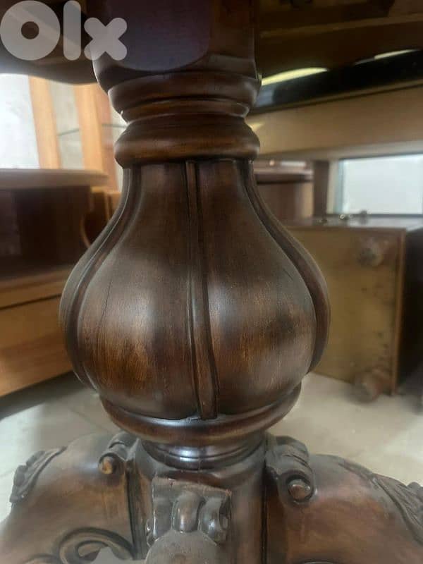 طاولة مبرومة خشب زان بتتكبر وبتتصغر كتير مرتبة ونظيفة 3